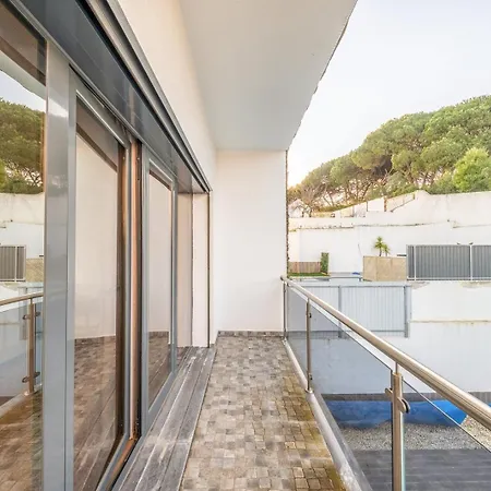 Daire Guestready - Charming Family Retreat With Pool