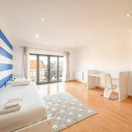Daire Guestready - Charming Family Retreat With Pool