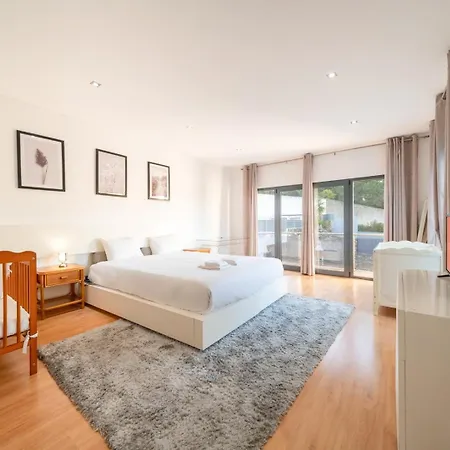 Daire Guestready - Charming Family Retreat With Pool