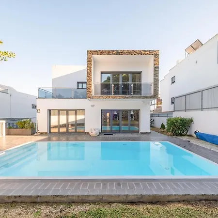 Guestready - Charming Family Retreat With Pool アパート *