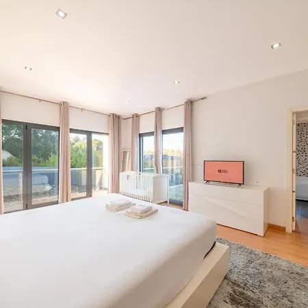 Guestready - Charming Family Retreat With Pool アパート *