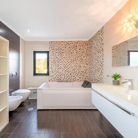 Guestready - Charming Family Retreat With Pool شقة